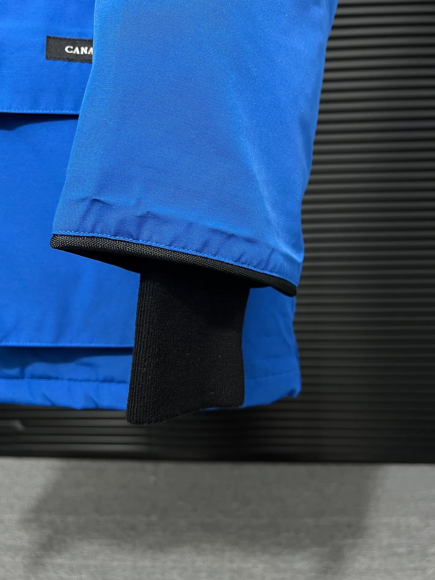 P780 🆕 Top original version, supports chip sensor with handbag 𝗖𝗮𝗻𝗮𝗱𝗮 𝗚𝗼𝘀𝗲 / 🇨🇦 Canada Goose 08 Down Jacket ⚠️ Partners who have been cooperating with us in the past few years know that no matter what is produced outside, our pure genuine trading company ships ❗️ After the test of time, we have received rave reviews. You can compare the market products with us. If you are not satisfied, you can return it at will. You are also welcome to come to ZG to see it and then come to my home to buy‼  1⃣️ The filling is 80% white duck down, with a weight of 500g. Regarding the down content, you can feel it with your hands. Good down has no embarrassment and can be called a walking duvet! 2⃣️ The fabric is made of Feather-Light 10D waterproof coating fabric, which is made of 84.5 polyester fiber and 15.5 cotton. The surface is treated with a special Teflon protective coating produced by DuPont to prevent wind and splash water, and makes the clothing anti-pollution and long-lasting new features! 3⃣️ One-piece seamless cuffs, 13cm official length, all seals are stamped, and all the inner liner is hemmed. The overcoat means sewing all the inner liner once. On the one hand, it is to prevent the velvet from running off, and on the other hand, it can keep the stiffness of the clothes! 4⃣️ Original Yoshida Kogyo Kabushikigaisha zipper, top-grade zinc alloy electroplated zipper with the highest specifications, using precise Japanese craftsmanship, raw materials and management methods. Each zipper can withstand 100,000+ openings and closings 5⃣️ The detachable fur collar is made of top-grade imported wolf fur, which is not comparable to the loose and soft raccoon fur and fake fur on the market. It is a natural Siberian coyote fur collar. The delicate and strong feel is the sense of life that comes from the erosion of wind and frost in nature. 6⃣️ Main logo double-thread 9-needle locking stranded embroidery, electronic digital automatic embroidery, maple leaves with sharp edges. Size: XS-XXL Color: black, off-white, graphite gray, sapphire blue Dark Blue Pink Azure Graphite Gray Black Label Shoulder Width Chest Sleeve Length Clothes Length Recommended Weight kg 67 87 80-90 2XL 58 136 69 89 90-105